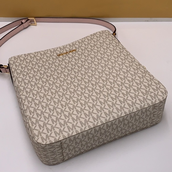 MICHAEL KORS
Jet Set Travel Large Logo Messenger Bag Vanilla Powder Blush Multi - Picture 13 of 16